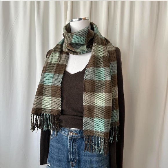 100% Cashmere Plaid scarf made in Scotland Green. - Picture 5 of 8